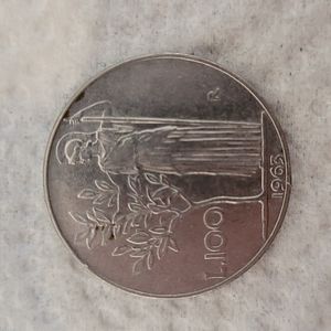 Vintage Italy 1963 lire 100 coin. Rare